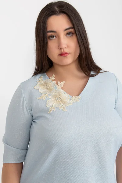 Světle modrá dámská halenka s ozdobou plus size FPrice