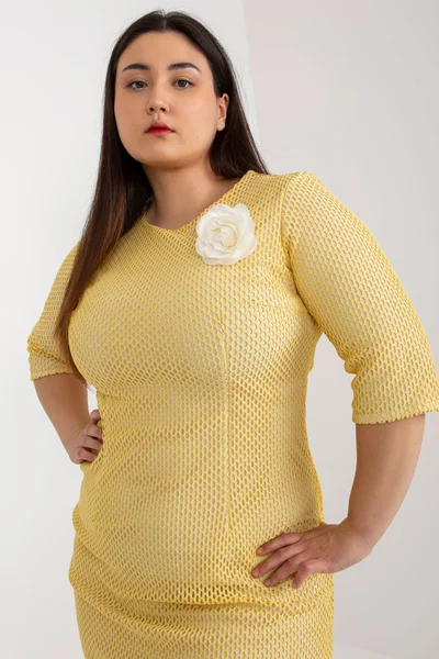 Elegantní žluté dámské midi šaty plus size FPrice