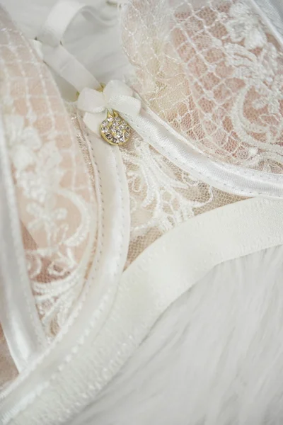 Elegantní dámská bílá krajková balconette podprsenka Mediolano