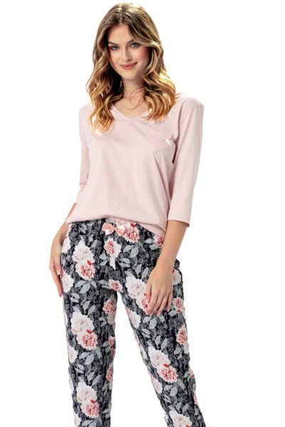 Komfortní dámské pyžamo v růžové barvě s dlouhými kalhotami s květy LEVEZA