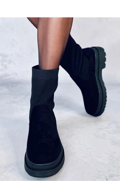 Černé kotníčkové dámské semišové boty na široké podrážce Inello