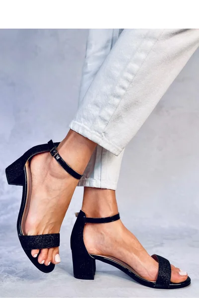 Dámské koženkové sandály v černé barvě na nízkém podpatku Inello