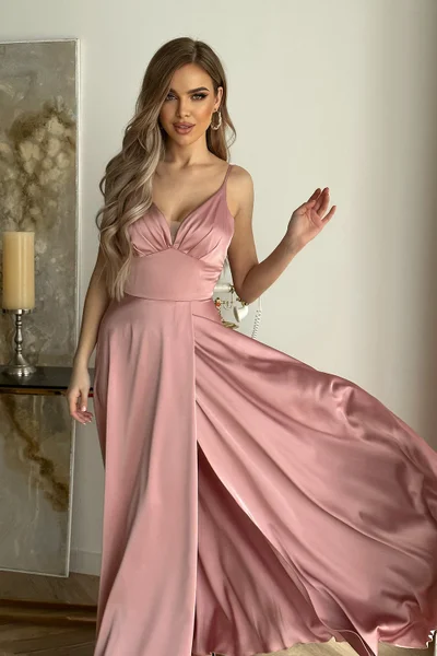 Pudrově růžové saténové dlouhé společenské šaty BICOTONE