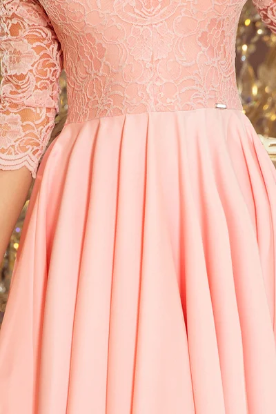 Šaty v pastelově růžové barvě s delším zadním dílem a s krajkovým výstřihem Numoco