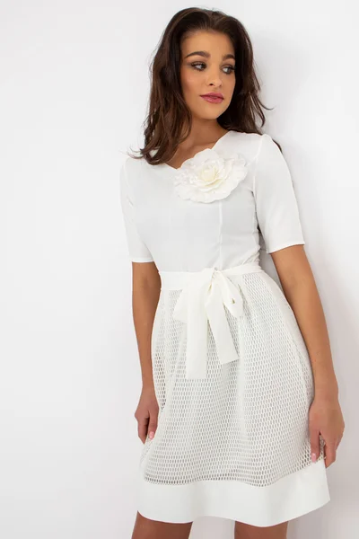 Romantické bílé mini šaty se zavazováním v pase FPrice