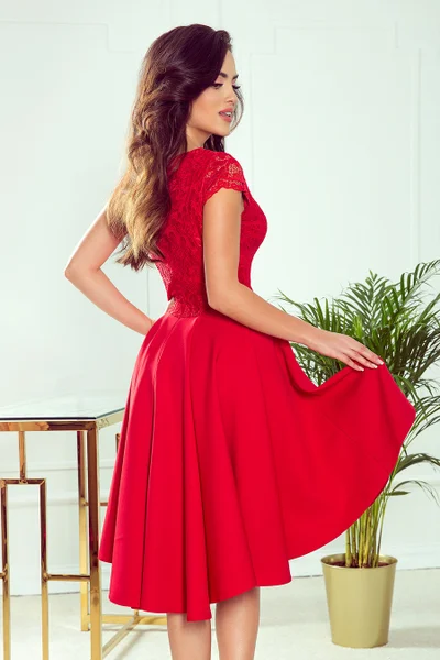 Červené dámské šaty s delším zadním dílem a krajkovým výstřihem Numoco 300-2