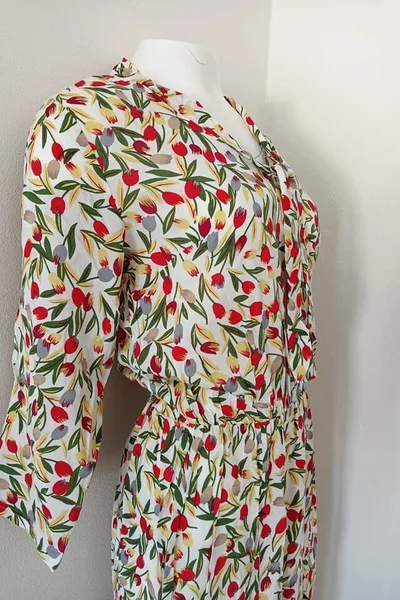 Letní vzorované dámské šaty s barevnými květy Moe