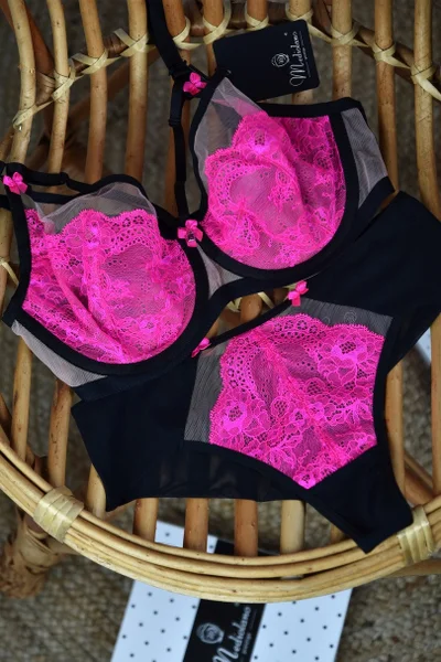 Růžovo-černé dámské krajkové kalhotky Mediolano brazilský střih