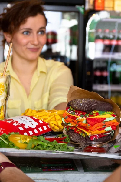 Barevné ponožky v dárkovém balerní Vegan Burger Kesi