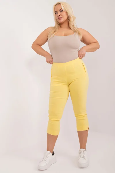 Světle žluté dámské úzké capri kalhoty plus size FPrice