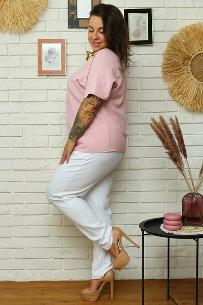 Světle růžové dámské tričko plus size Karko