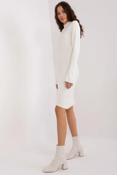 Bílé úpletové dámské šaty ke kolenům FPrice