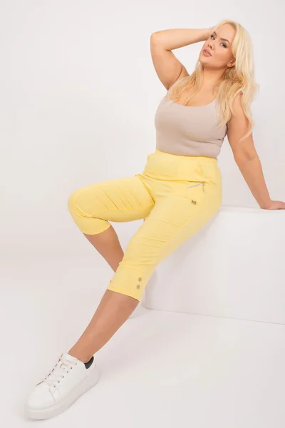 Světle žluté dámské plus size capri kalhoty FPrice