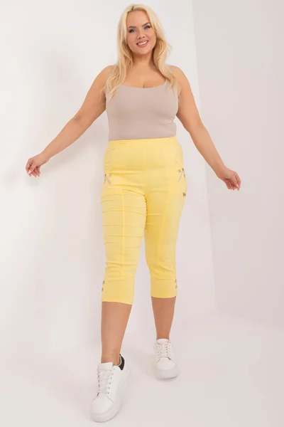 Světle žluté dámské plus size capri kalhoty FPrice