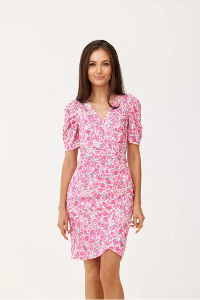 Světle růžové vzorované dámské mini šaty s řasením Roco Fashion