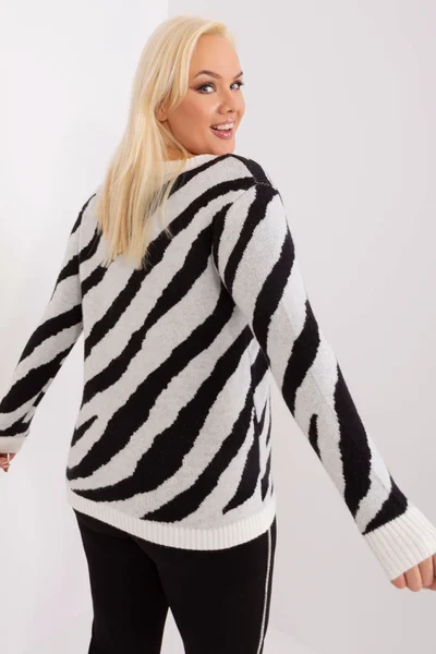 Černo-bílý dámský plus size svetr FPrice vzor zebra