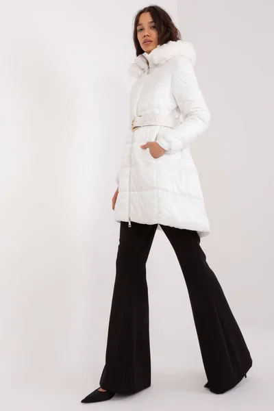 Moderní dámská bílá dlouhá bunda s páskem FPrice