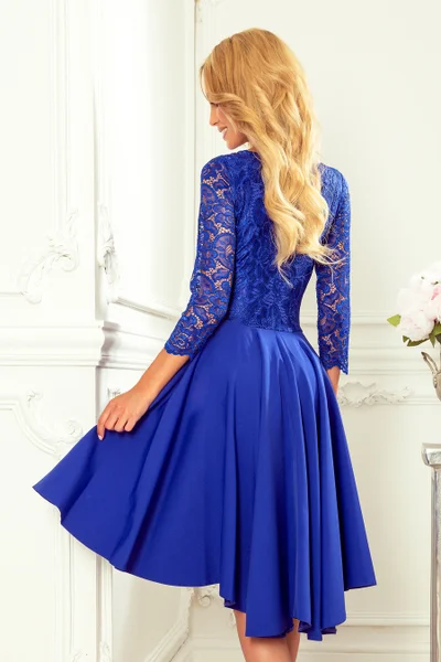 Světle modré dámské šaty s delším zadním dílem a s krajkovým výstřihem Numoco 210-12