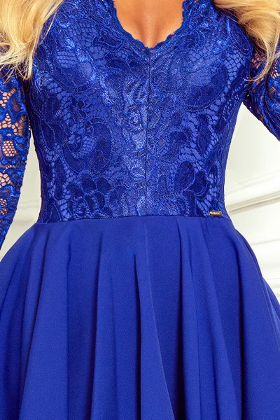 Světle modré dámské šaty s delším zadním dílem a s krajkovým výstřihem Numoco 210-12