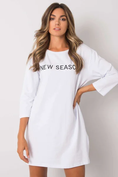 Bílé bavlněné šaty s nápisem New Season FPrice