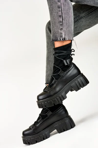 Černé kotníčkové boty s výraznou podrážkou Primo