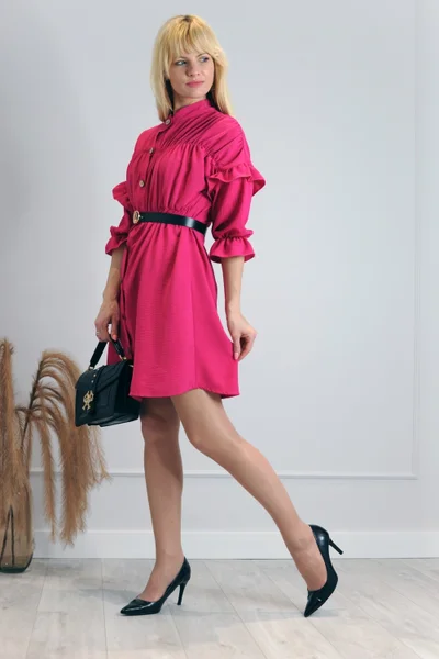 Netradiční růžové šaty s nabíranými volánkovými rukávy Merribel