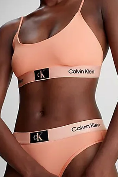 Broskvové dámské kalhotky v klasickém střihu Calvin Klein