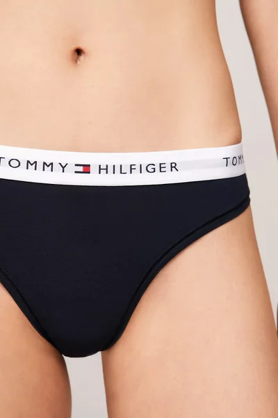 Jednoduchá černá dámská tanga z organické bavlny Tommy Hilfiger