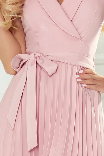 WENDY - Dámské plisované dámské šaty v pudrově růžové barvě s přeloženým obálkovým výstřih