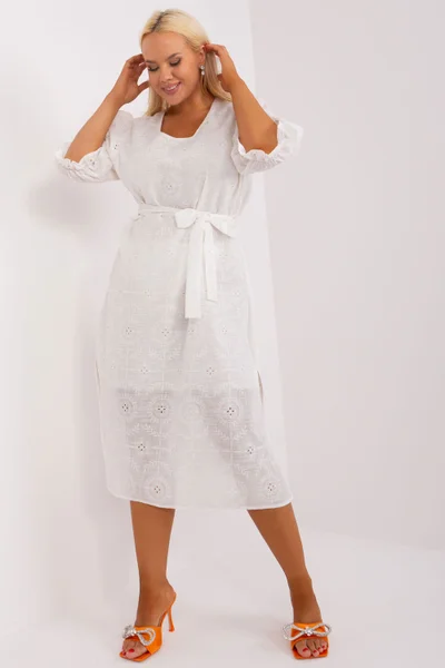 Lehké letní šaty v bílé barvě pro plnoštíhlé Lakerta