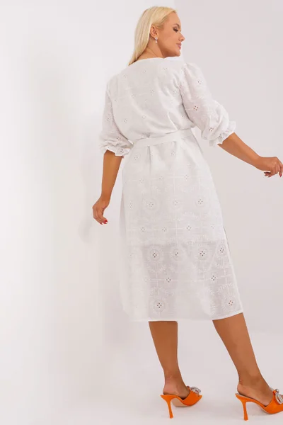 Lehké letní šaty v bílé barvě pro plnoštíhlé Lakerta