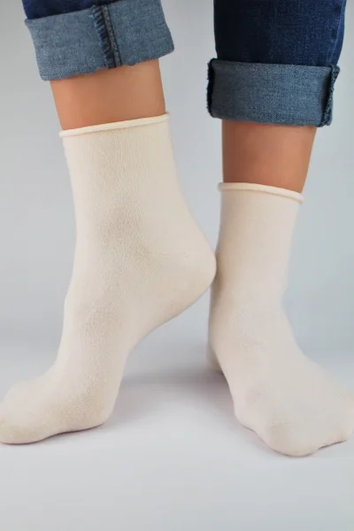 Ecru dámské vysoké ponožky z bavlny bez lemu Noviti