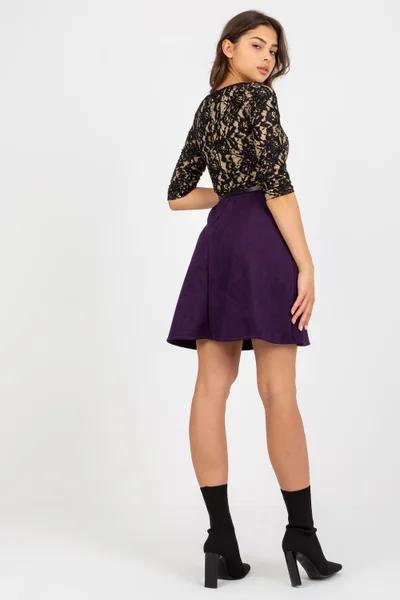 Krátké fialové šaty s páskem Lakerta