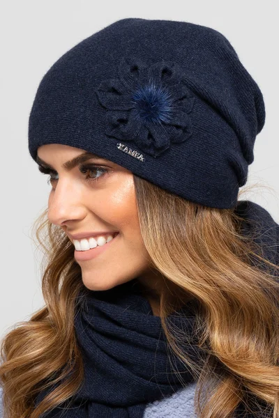 Tmavě modrá dámská zimní čepice s výšivkou Kamea