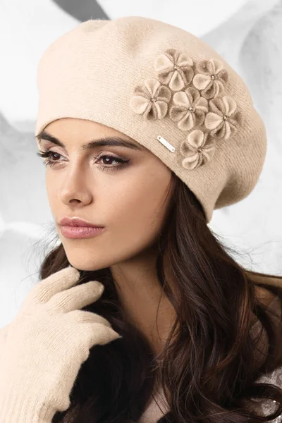 Dámský béžový zimní baret s ozdobnou aplikací Kamea